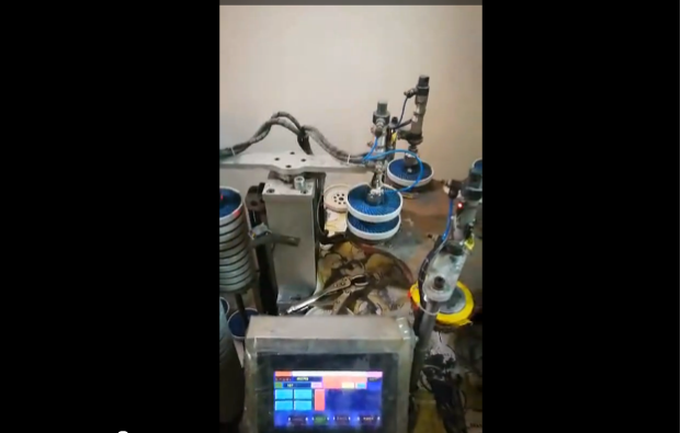 全自動百葉輪背膠機工作視頻（一）