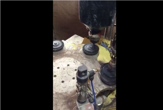 全自動百葉輪背膠機工作視頻（二）